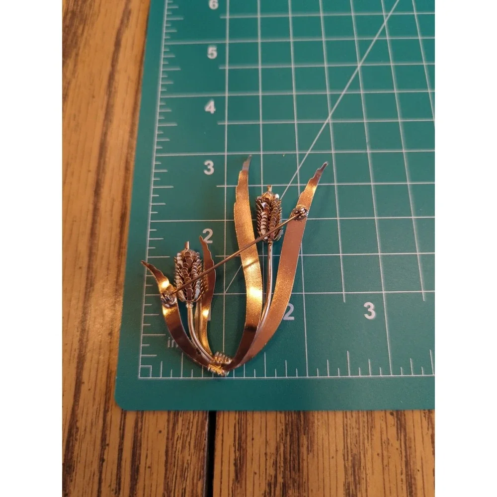 Vintage Beautiful Pin Brooch In Gold Tone